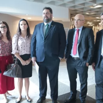 Deputados aprovam PEC que adia para 2020 reajuste do teto remuneratório de servidores