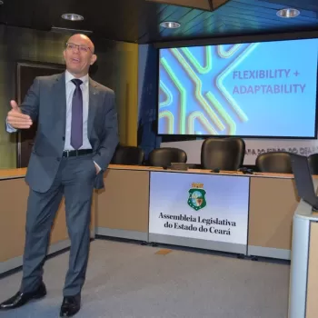 Juracy Soares conversa com assessores parlamentares sobre a 4ª Revolução Tecnológica, na AL-CE