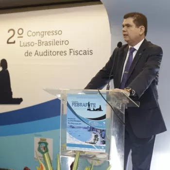 Mauro Filho analisa conjuntura econômica nacional no Congresso Febrafite