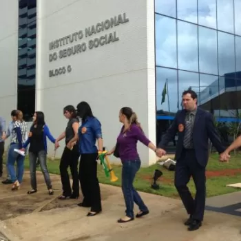 Movimento faz &quot;abraçaço&quot; ao prédio da Previdência Social contra reforma no setor