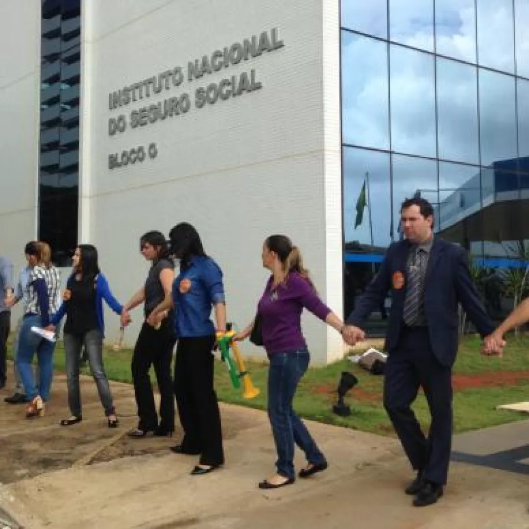 Movimento faz "abraçaço" ao prédio da Previdência Social contra reforma no setor